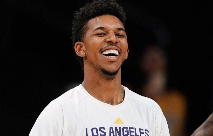 巴萨vs贝蒂斯首发：安东尼PK亚马尔，拉师傅、佩德里先发（巴萨vs贝蒂斯首发出炉：亚马尔对决安东尼，佩德里与拉师傅同列先发）