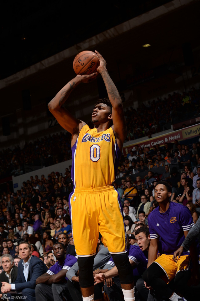 穆帅：当年我给了麦克托米奈生涯首秀，今天他给我他的球衣（穆帅：昔日我助麦克托米奈完成处子秀，今日他以球衣回馈我）