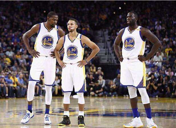 争议裁判再现！德尔塞罗担任巴萨-奥萨苏纳VAR裁判，巴萨球迷坐不住了（德尔塞罗将执掌巴萨vs奥萨苏纳VAR，争议再起引发巴萨球迷不满）