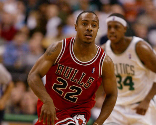 广东宏远标配！两新星完成入队仪式 球迷调侃厂家赶紧打钱（广东宏远惯例操作！两新星正式报到，球迷玩笑：厂家快打款）